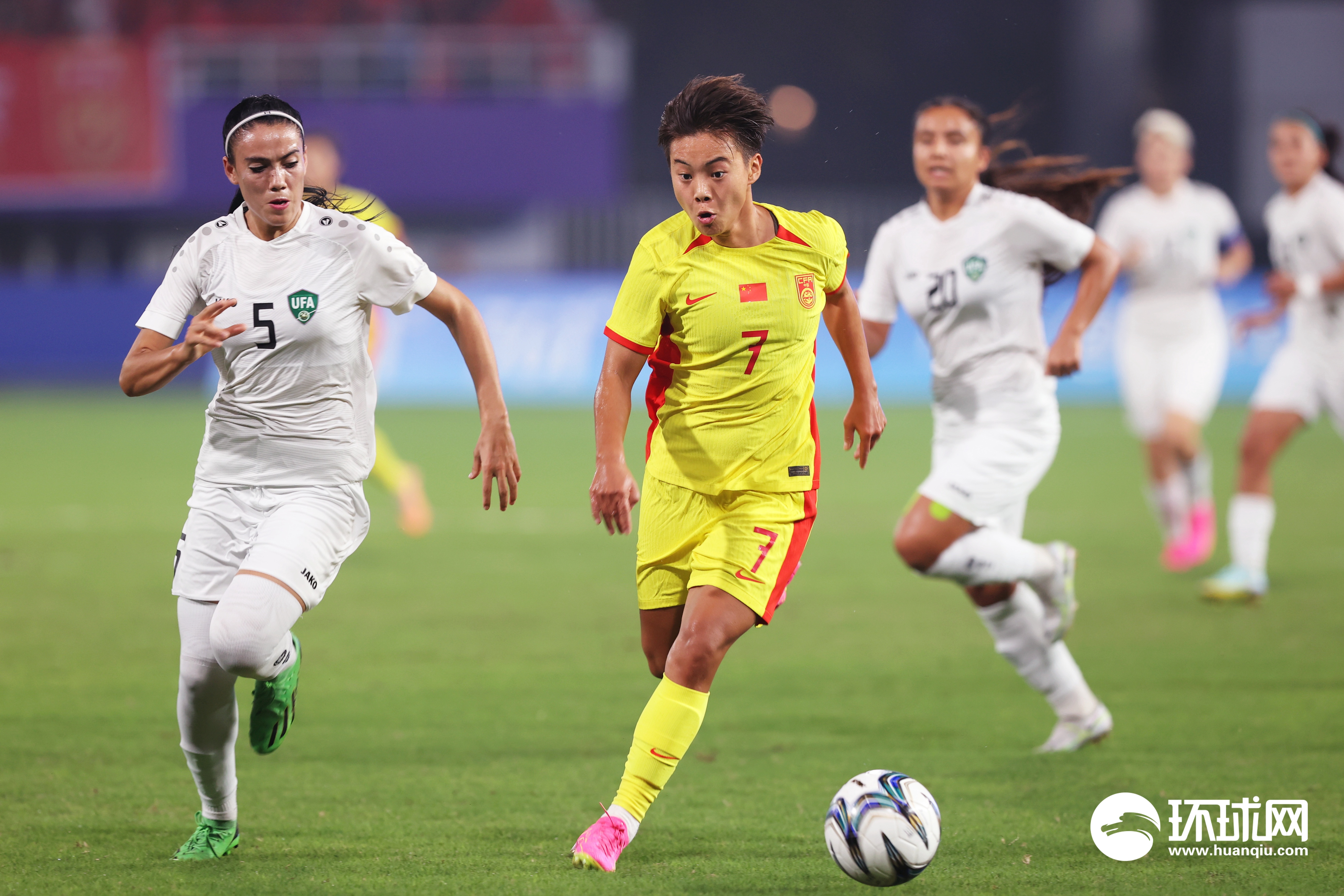 足彩合法赌球-中国女足队员在国际比赛中团结一致取胜