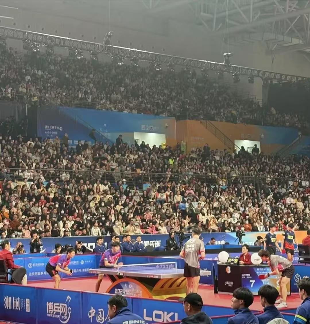 包含狂热球迷助威，中超赛场成为热点焦点的词条