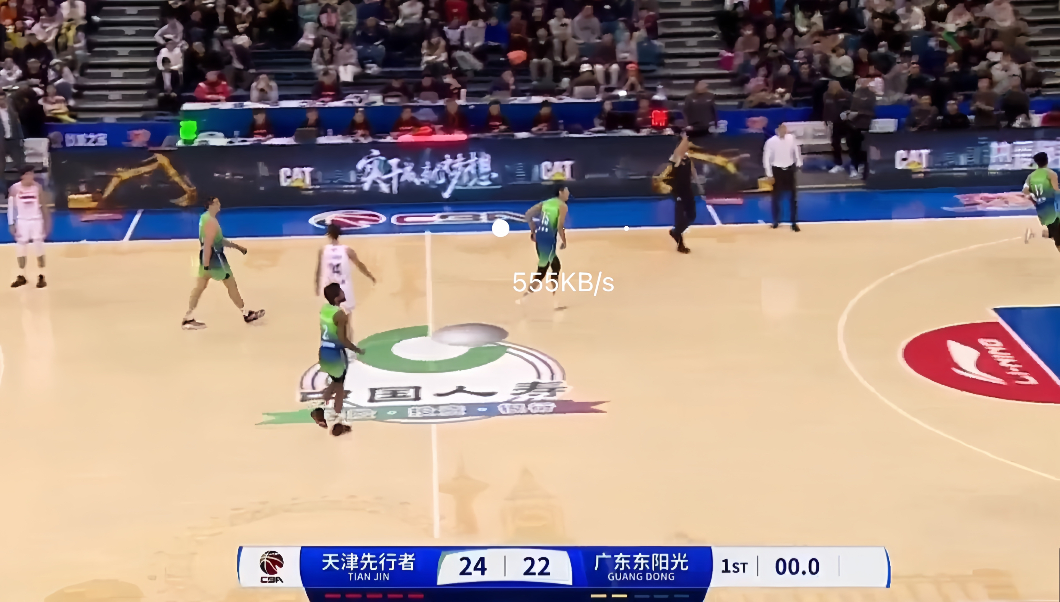 纵横交错的篮球比拼，惊心动魄的一幕即将上演